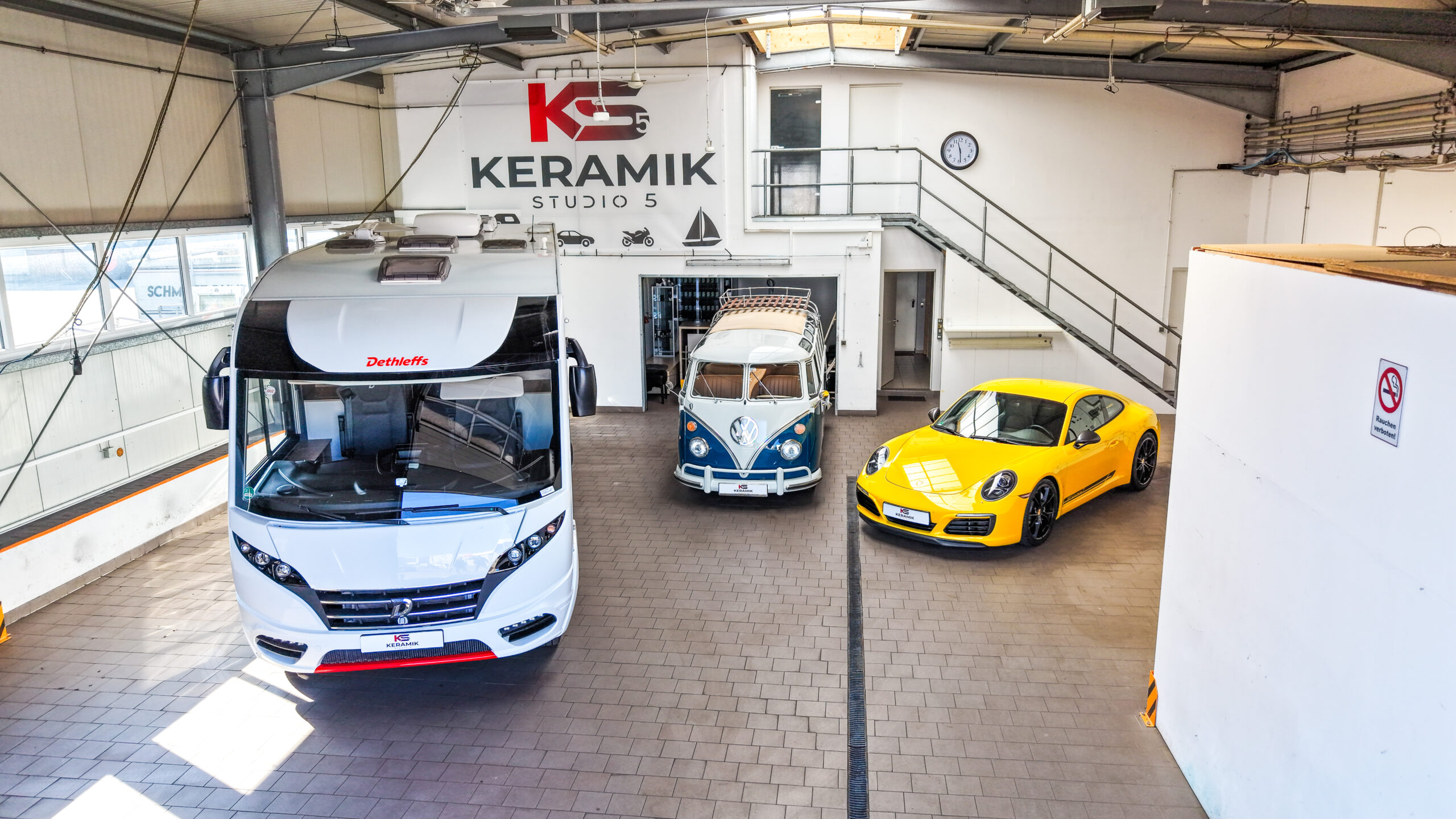 Keramikversiegelung Wohnwagen – Vergleich Wachs und Keramikschutz an GFK-Oberfläche