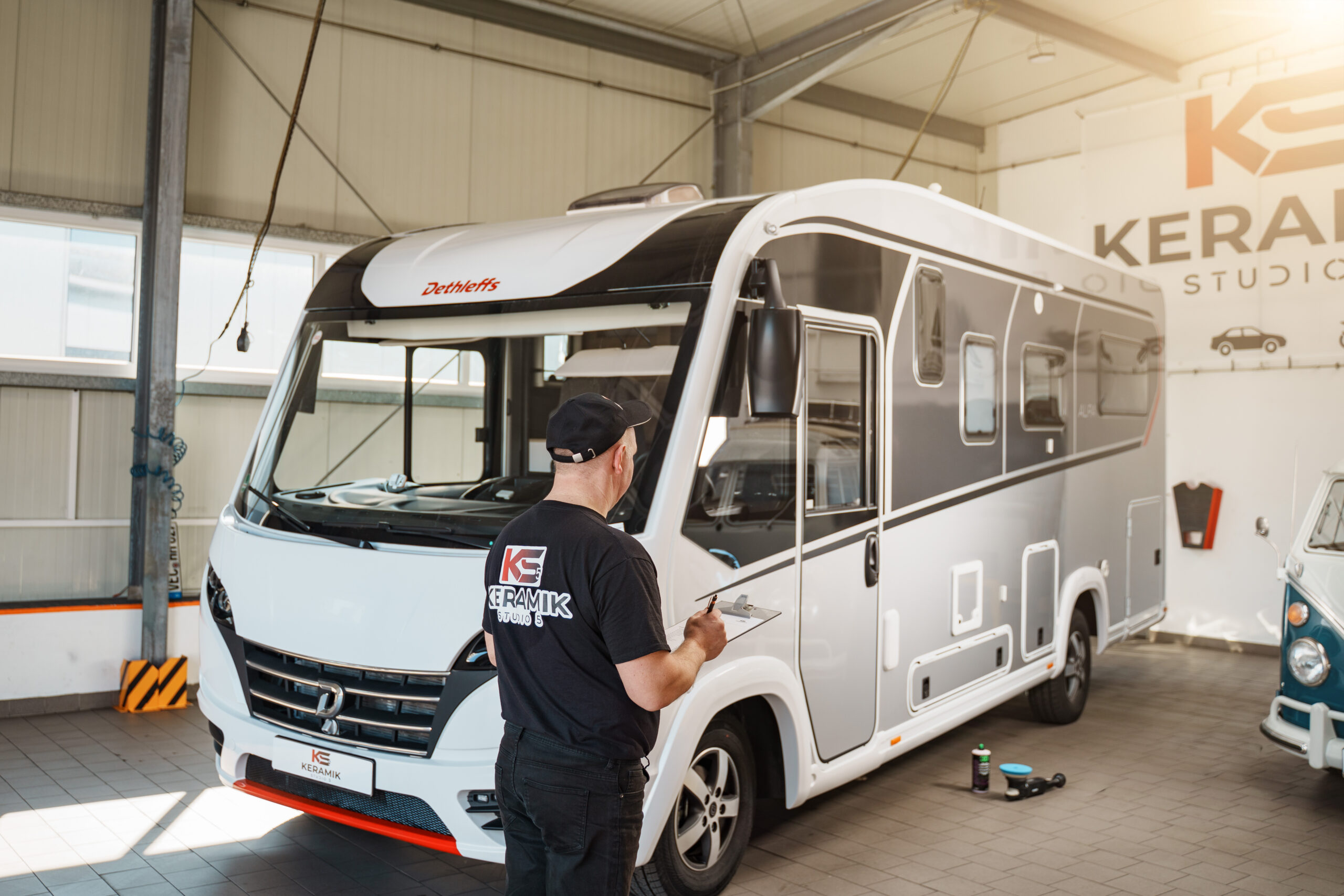 Keramikversiegelung Wohnwagen – Abperleffekt und langfristiger Schutz