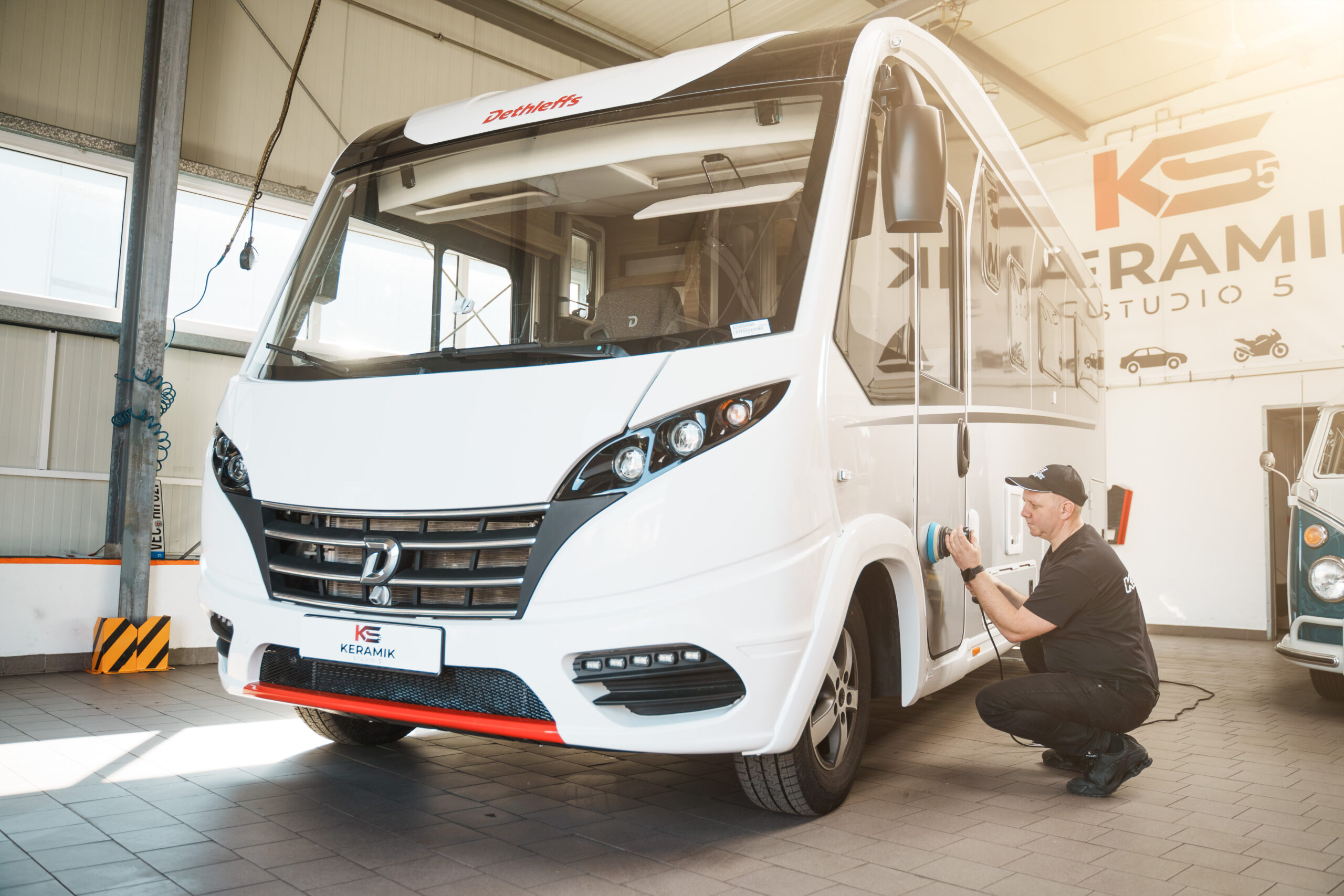 GFK und Gelcoat Keramikversiegelung Wohnmobil Osnabrück – Detailaufnahme versiegelter Oberfläche